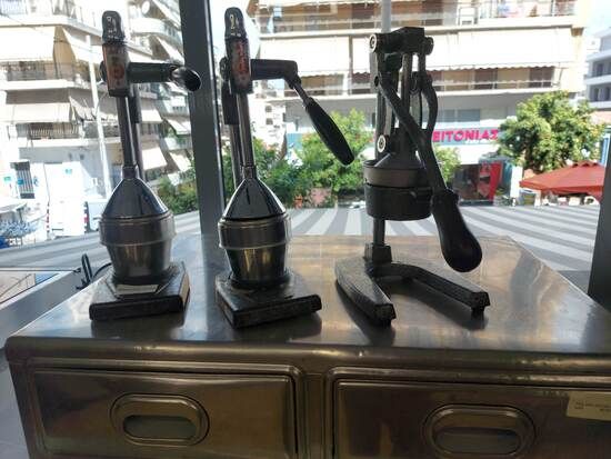 Εικόνα της Χειροκίνητος Aνοξείδωτος Αποχυμωτής Ροδιού – Εσπεριδοειδών με Ποτήρι